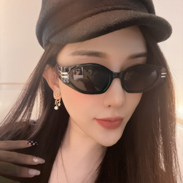 Naiste stiilsed päikeseprillid - retro mudel