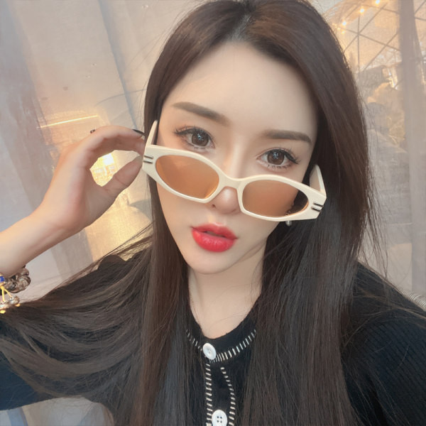 Naiste stiilsed päikeseprillid - retro mudel