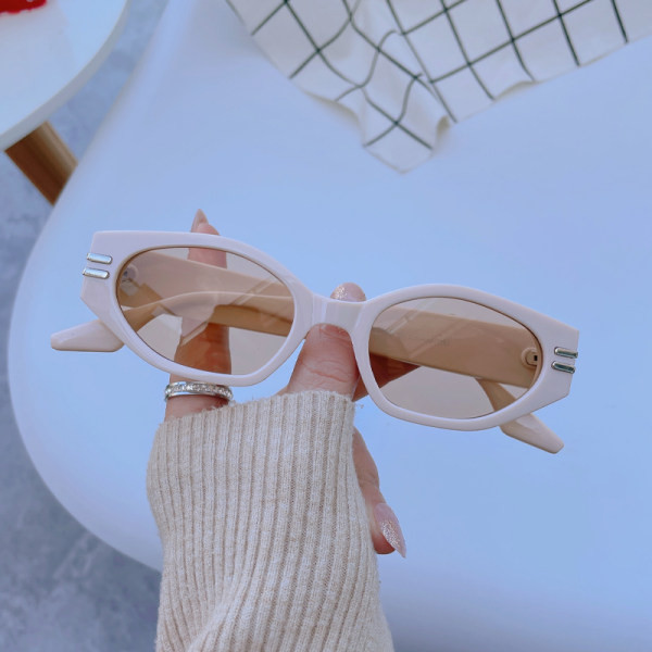 Naiste stiilsed päikeseprillid - retro mudel