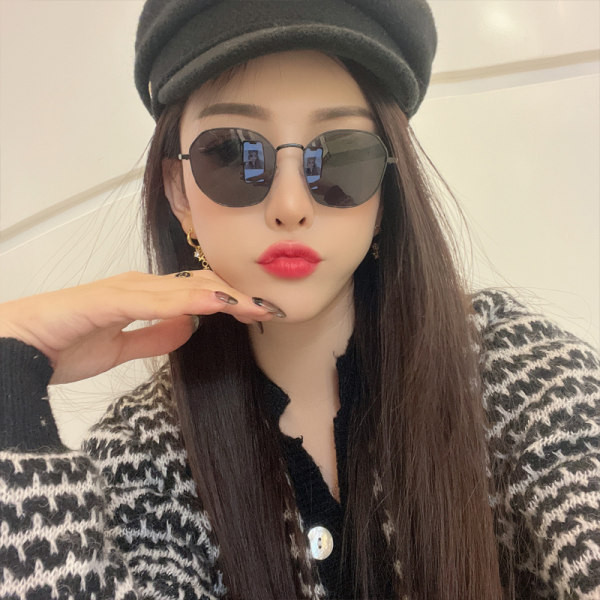 Ochelari de soare de damă cu ramă metalică subțire