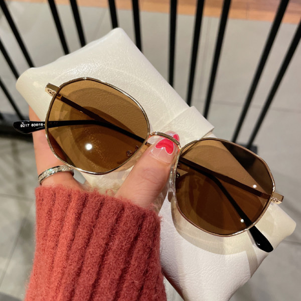 Ochelari de soare de damă cu ramă metalică subțire