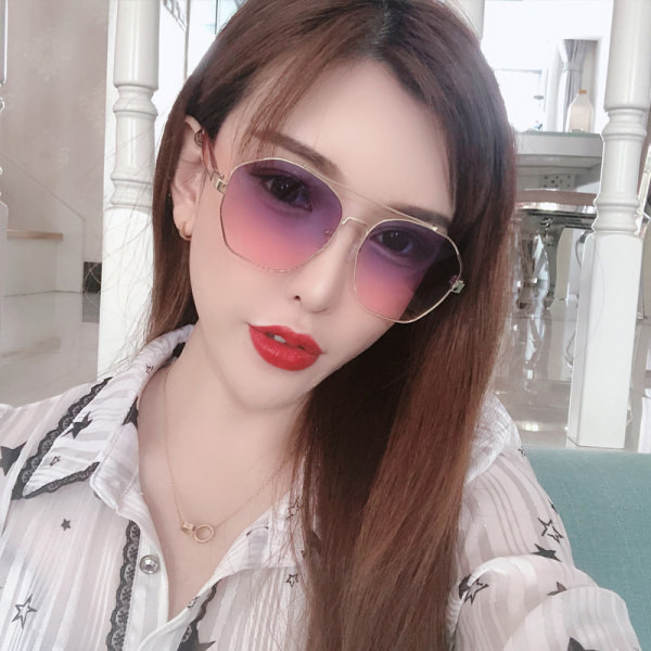 Moodsad naiste päikeseprillid mitmes värvitoonis