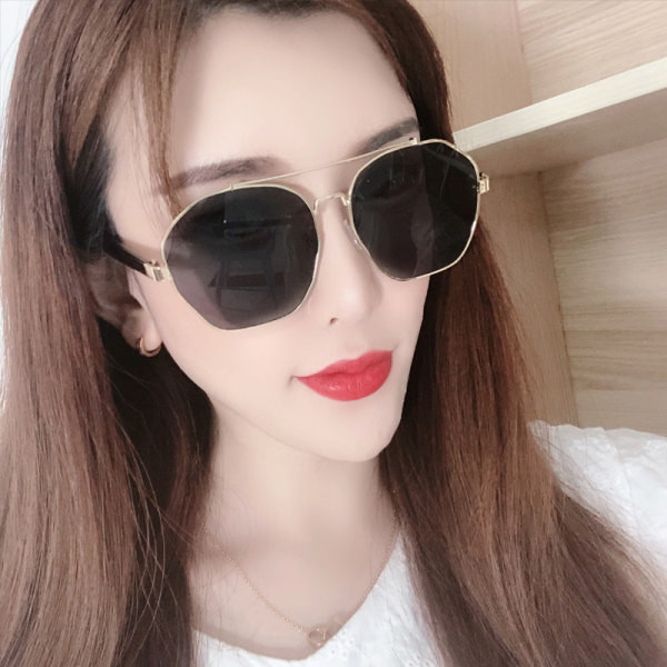 Moodsad naiste päikeseprillid mitmes värvitoonis