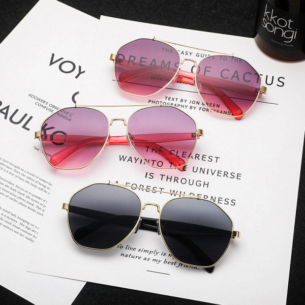 Moodsad naiste päikeseprillid mitmes värvitoonis
