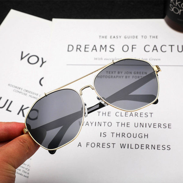 Moodsad naiste päikeseprillid mitmes värvitoonis