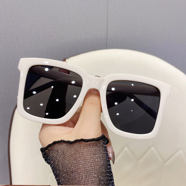 Ochelari de soare moderni de dama in forma patrata si rama din plastic