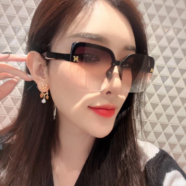 Ochelari de soare moderni de dama - model nou