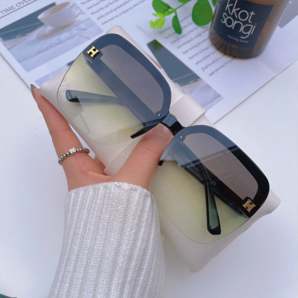 Ochelari de soare moderni de dama - model nou