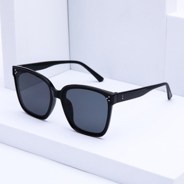 Praegused UV-kaitsega naiste päikeseprillid