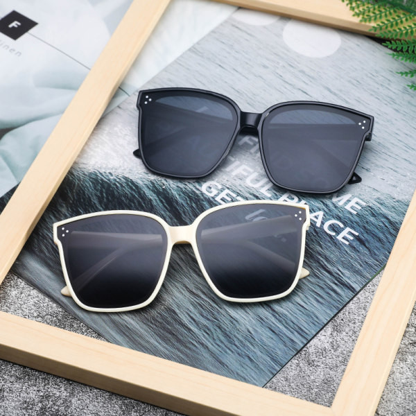 Praegused UV-kaitsega naiste päikeseprillid