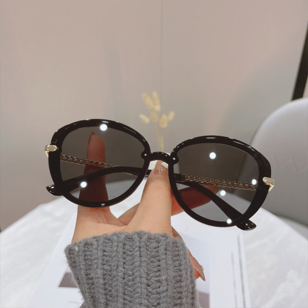 Ochelari de soare pentru femei - în diferite culori