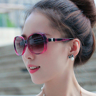 Стилни дамски слънчеви очила в  квадратна форма