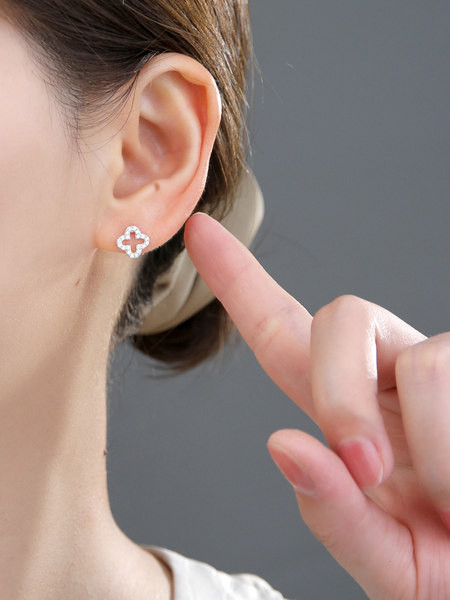 Cercei de dama mici cu pietre si prindere cu surub