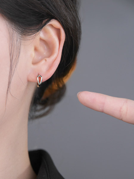 Cercei mici de damă cu închizătoare ascunsă