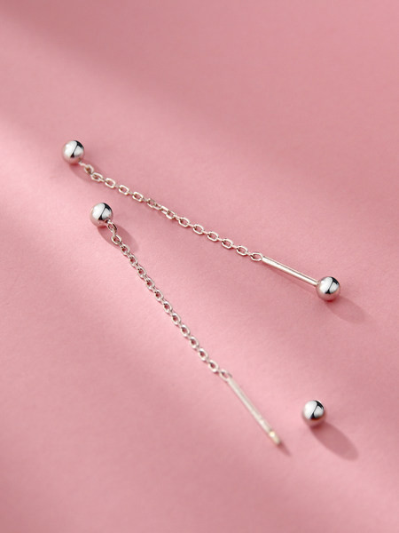 Noul model de cercei suspendați pentru femei