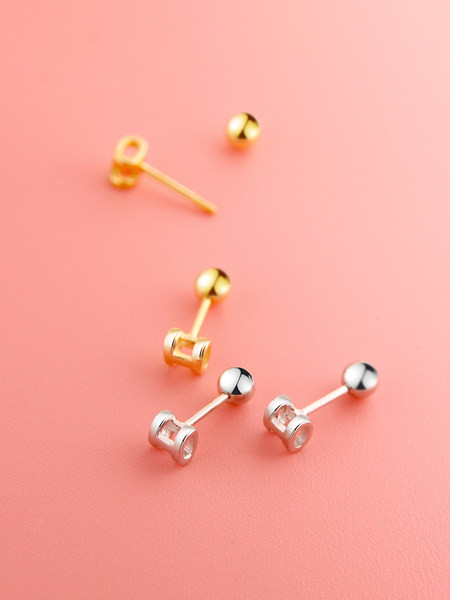 Cercei mici de dama cu inchidere cu surub