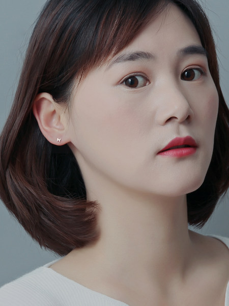 Cercei mici de dama cu inchidere cu surub