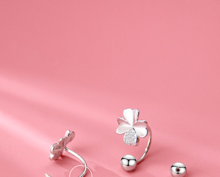 Cercei moderni de dama de culoare argintie