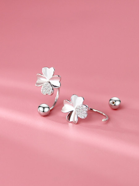 Cercei moderni de dama de culoare argintie