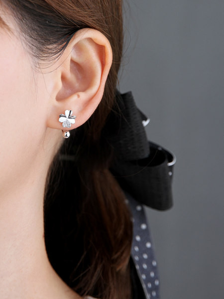 Cercei moderni de dama de culoare argintie