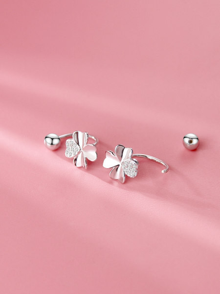 Cercei moderni de dama de culoare argintie