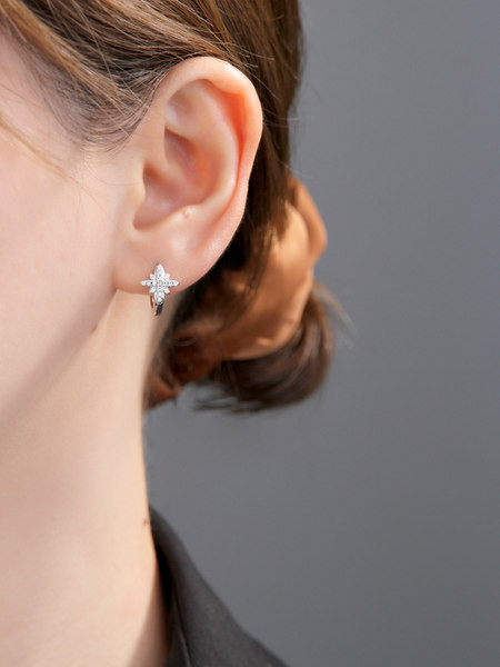 Cercei de dama cu o stea si pietre