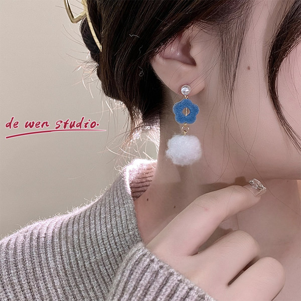 Cercei moderni de dama cu pandantiv