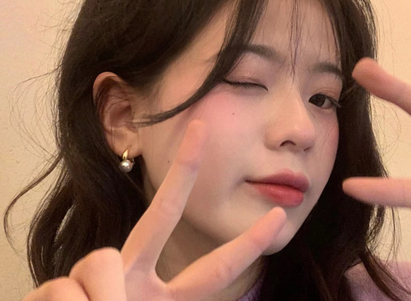 Cercei moderni de culoare argintie - cu perle