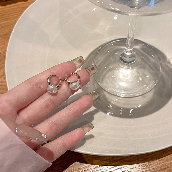 Cercei moderni de culoare argintie - cu perle