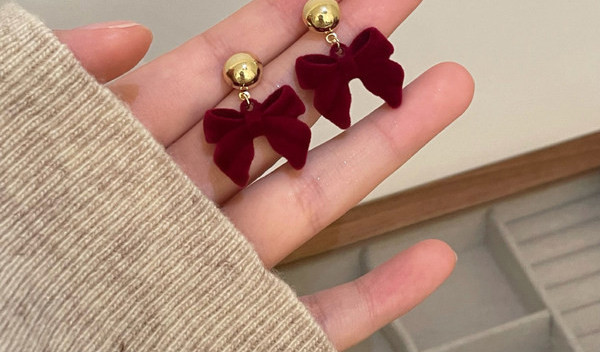 Naiste kõrvarõngad paela kujul