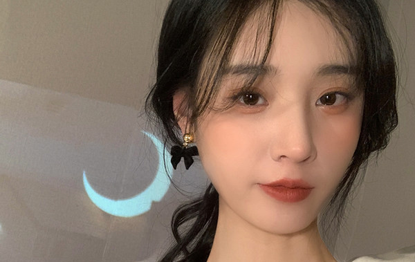 Naiste kõrvarõngad paela kujul