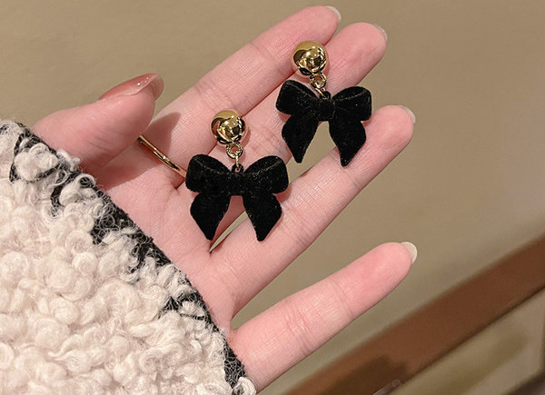 Naiste kõrvarõngad paela kujul