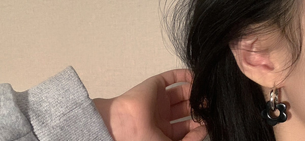 Model nou de cercei de dama argintii si negri