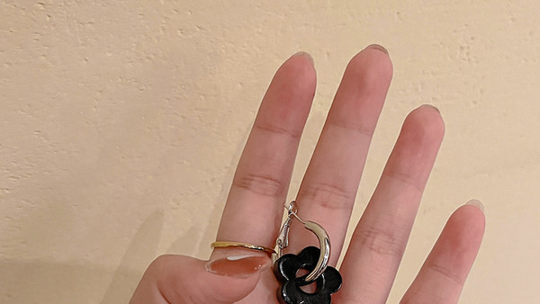 Model nou de cercei de dama argintii si negri