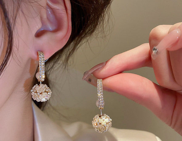 Cercei eleganti cu pietre decorative pentru femei