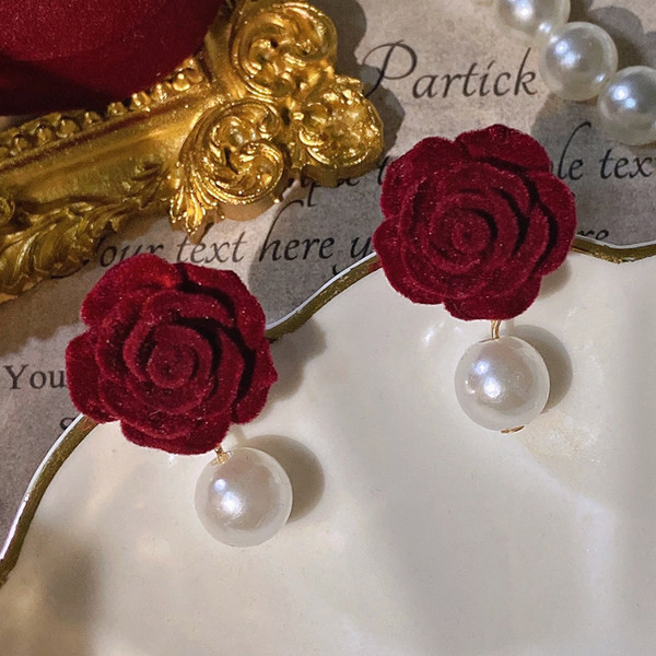 Cercei de dama cu forma de perle si trandafir