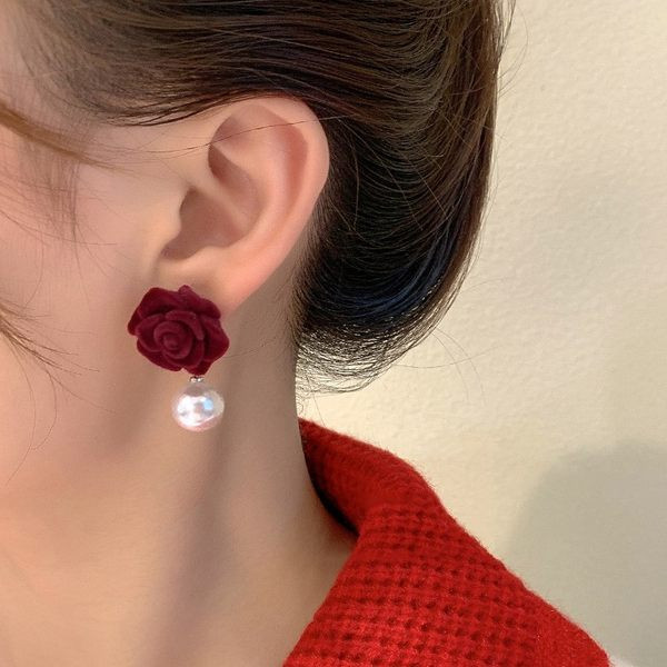 Cercei de dama cu forma de perle si trandafir