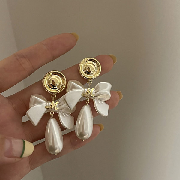 Cercei eleganti in culoarea alb si auriu