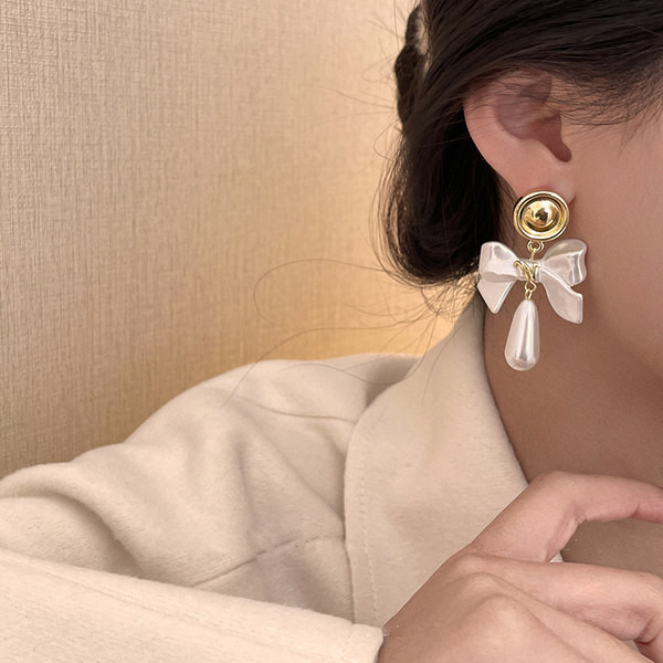 Cercei eleganti in culoarea alb si auriu