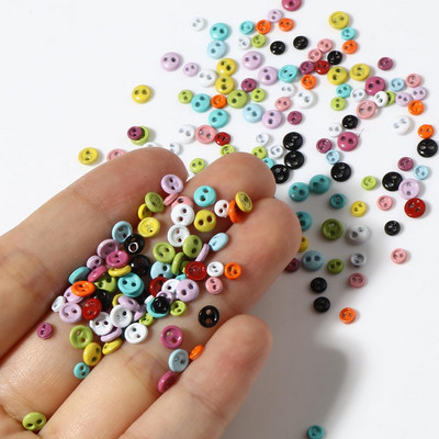 50 бр. 3 мм 4 мм мини копчета за дрехи за кукли Направи си сам Кръгли бонбонени цветни 2 дупки Изработка на картички Бутони за скрапбукинг Аксесоари за шиене