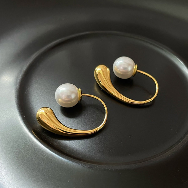 Cercei moderni de dama cu perle de culoare aurie
