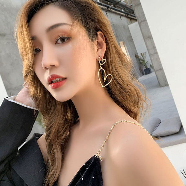 Cercei moderni de dama in forma de inima cu pietre