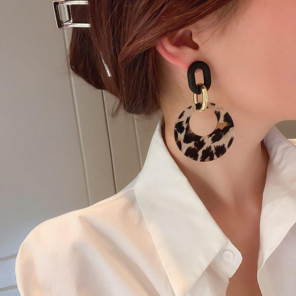 Cercei de damă în formă rotundă