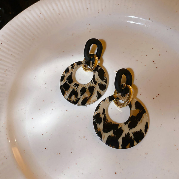 Cercei de damă în formă rotundă