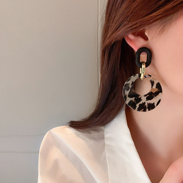 Cercei de damă în formă rotundă