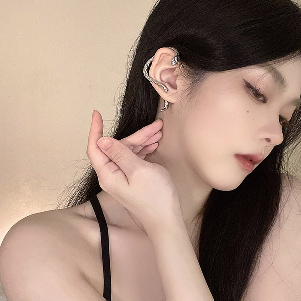 Cercei moderni de dama in forma de sarpe