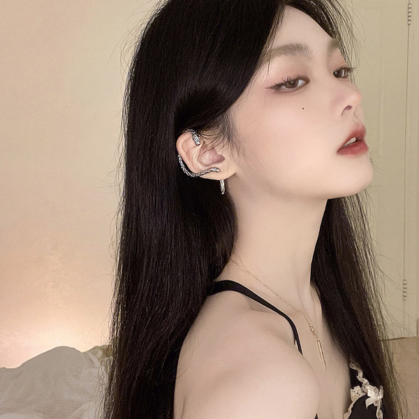 Cercei moderni de dama in forma de sarpe