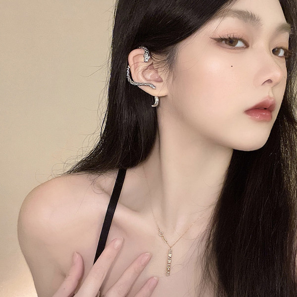 Cercei moderni de dama in forma de sarpe