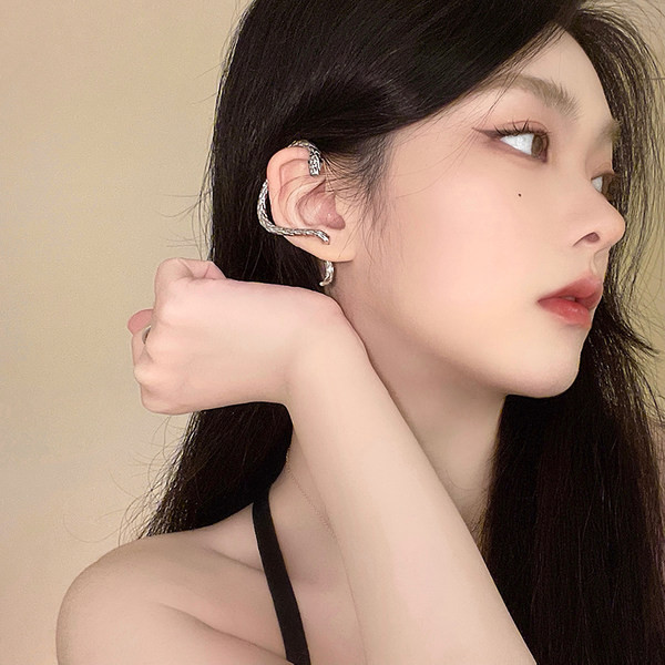 Cercei moderni de dama in forma de sarpe