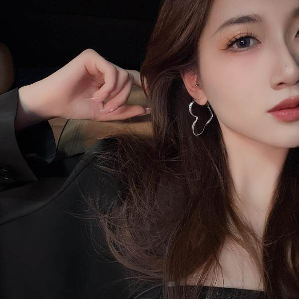 Cercei eleganti de dama in forma de inima